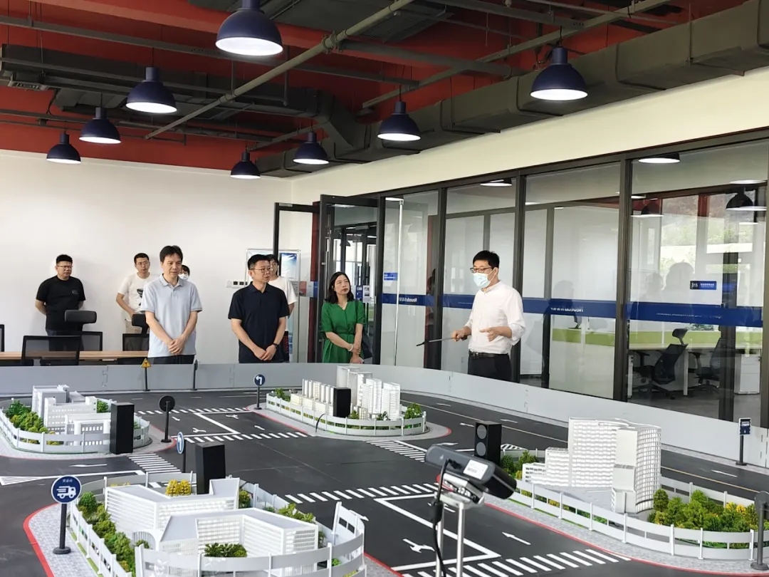 上海行健职业学院一行到访k8凯发教育科技集团参观研讨